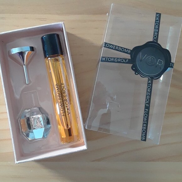 Viktor & Rolf FLOWERBOMB Eau de Parfum 15ml - Picture 2 of 8